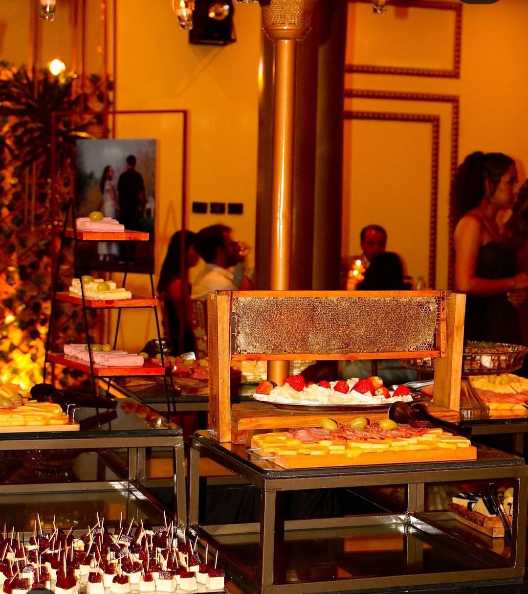 Mesa de buffet em evento La Luna