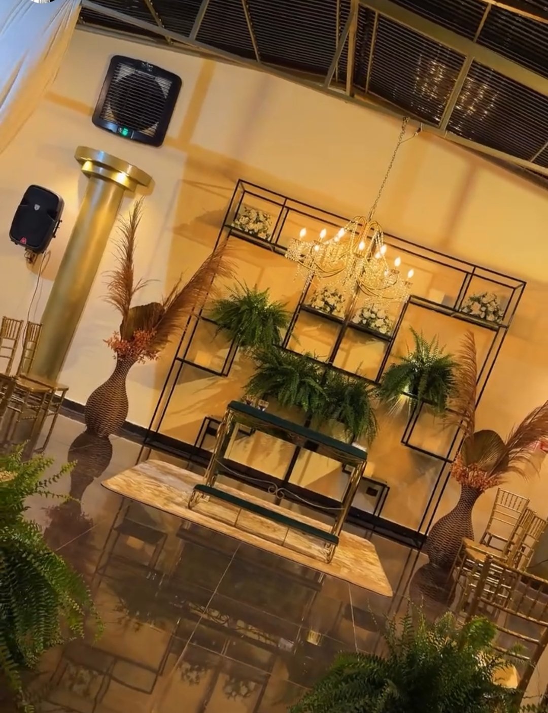 Espaço interno decorado para casamento no La Luna Buffet